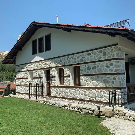 Konukevi сининкова къща